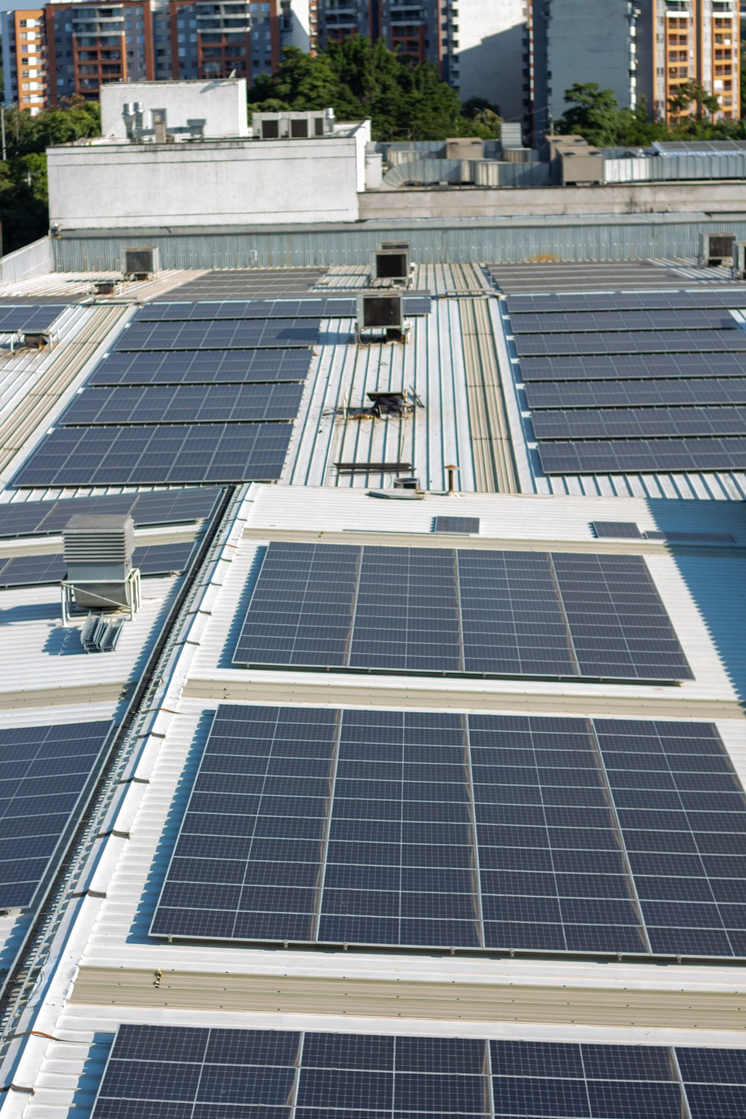 Cubierta industrial con placas solares para limpieza técnica